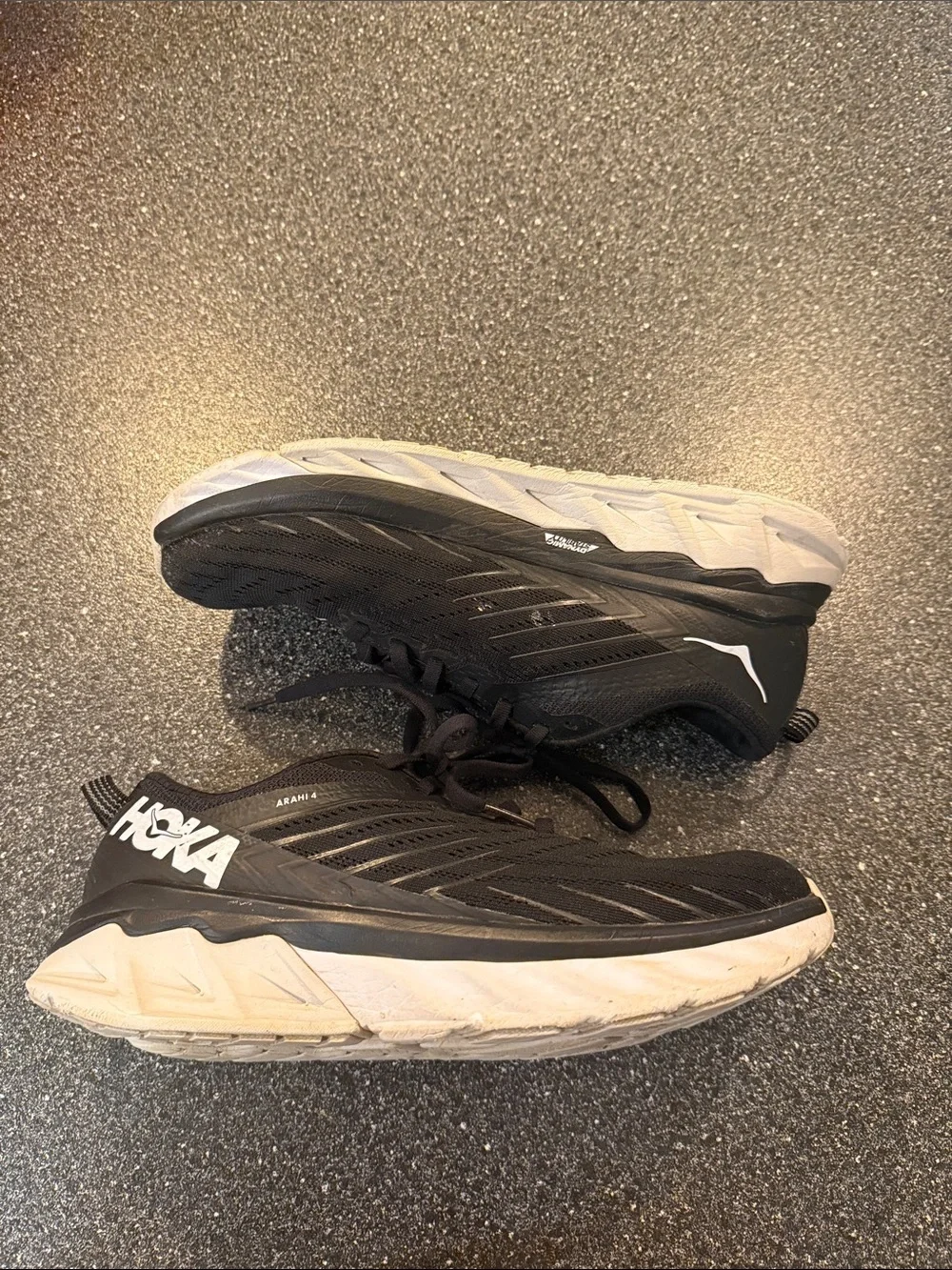 Hoka Women's Arahi 4 Black Athletic Running Shoes - size 9